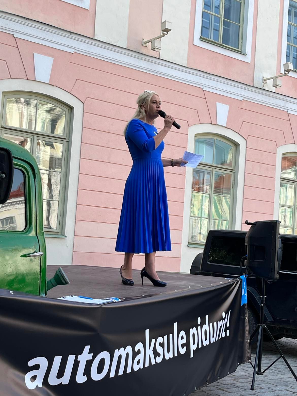 Riigikogulane Riina Solman (Isamaa) peab parajasti automaksu-vastast kõnet, mis üheaegselt asjatundlik ja leegitsev. Pilt: Ingrid Mühling